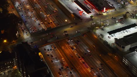 Vista-Aérea-Del-Conector-Del-Centro-De-Tráfico-En-Movimiento-Por-La-Noche,-Atlanta,-Georgia,-EE.UU.