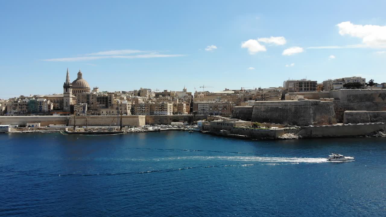 La Valletta, capitale mediterranea di Malta, vista aerea panoramica di yacht nel porto sul mare blu in una soleggiata giornata estiva.