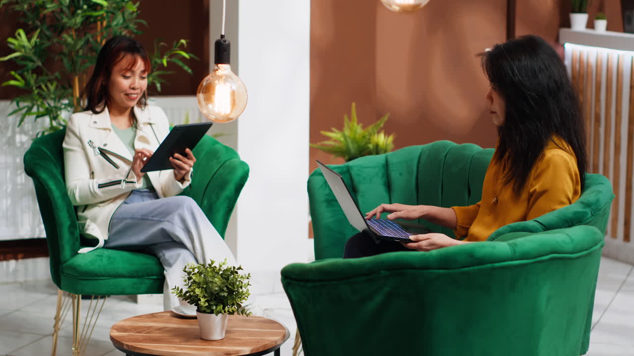 두 친구가 해외 휴가 기간 동안 방문할 장소를 찾고 있습니다.