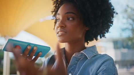 mujer joven usando teléfono inteligente al aire libre