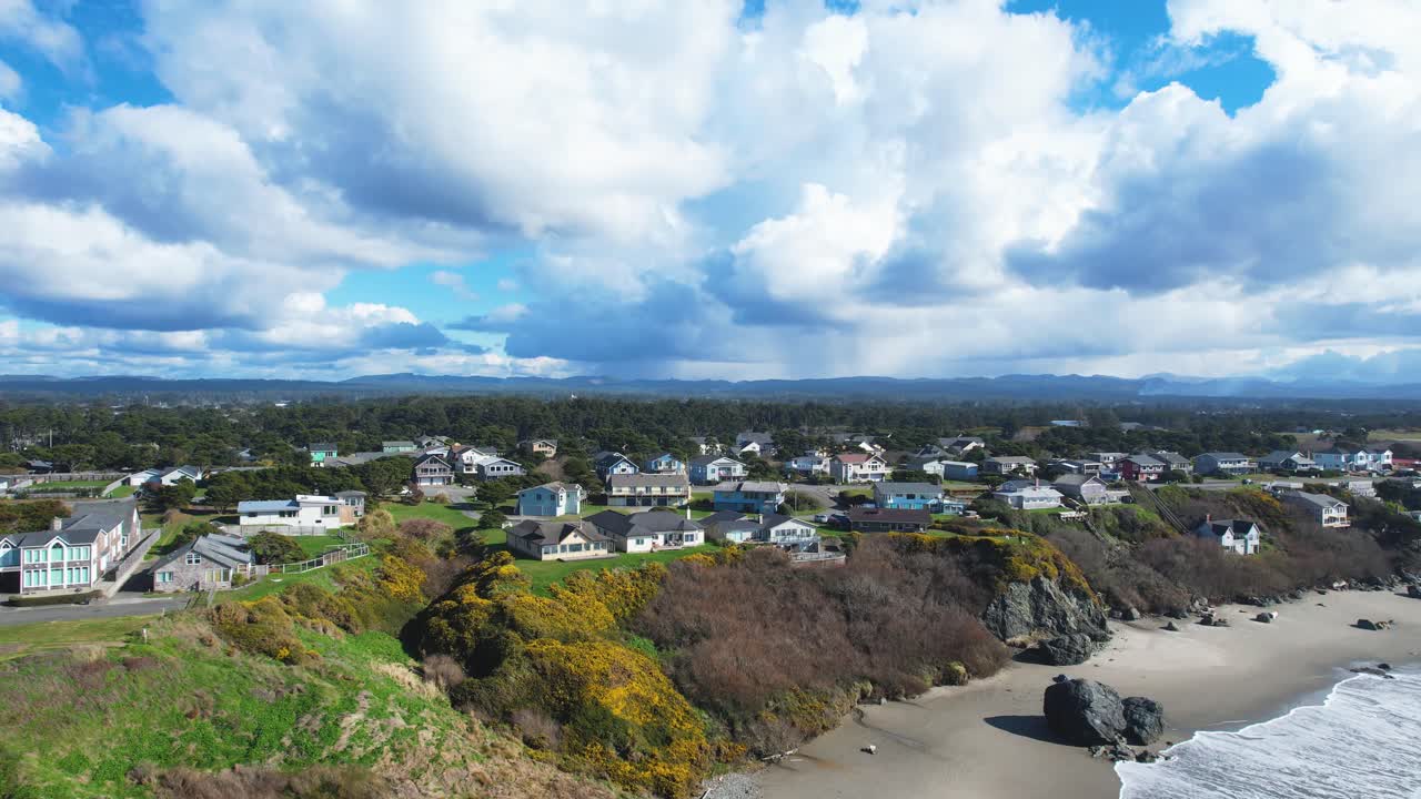 tiro dinámico de drones aéreos de 4k que desciende hacia casas en bandon, oregon