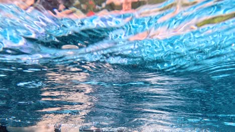 superficie de agua con reflejos y movimiento