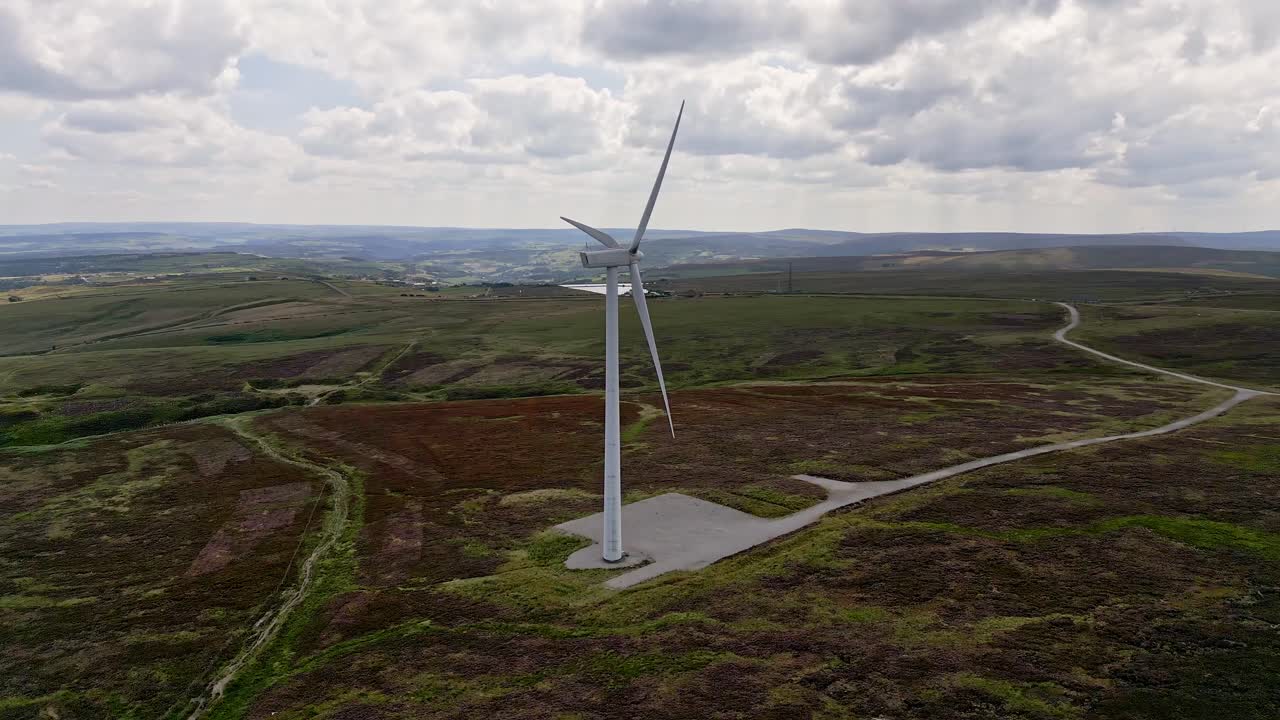 Riprese con drone di un parco eolico situato nelle brughiere del West Yorkshire.
