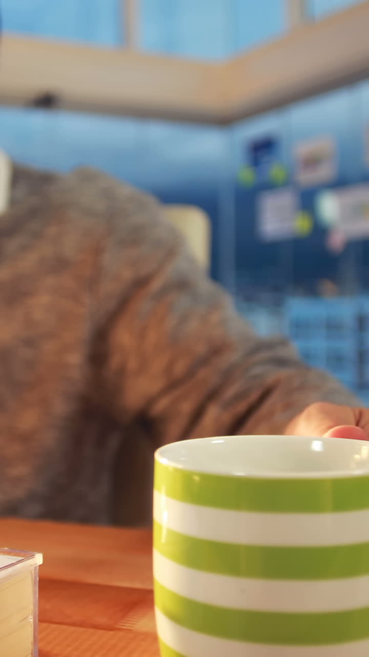 커피 를 마시면서 컴퓨터 를 이용 하여 일 하는 경영자