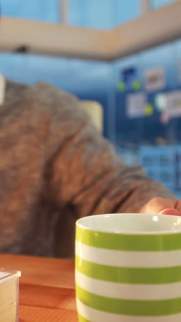 ejecutivo de negocios trabajando en la computadora mientras toma café