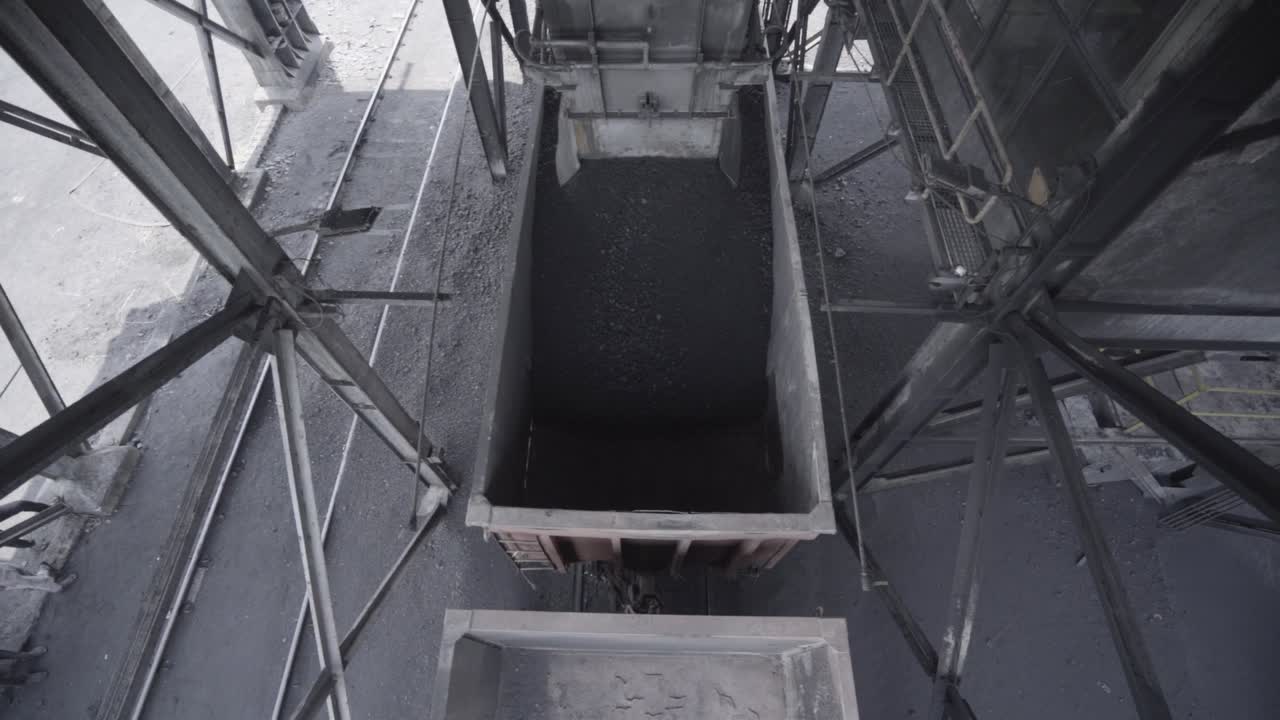 광산 현장에서 철광석 석탄으로 가득 찬 산업용 마차