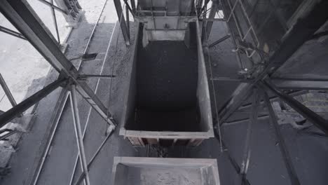 vagón industrial lleno de carbón de mineral de hierro en el sitio de minería