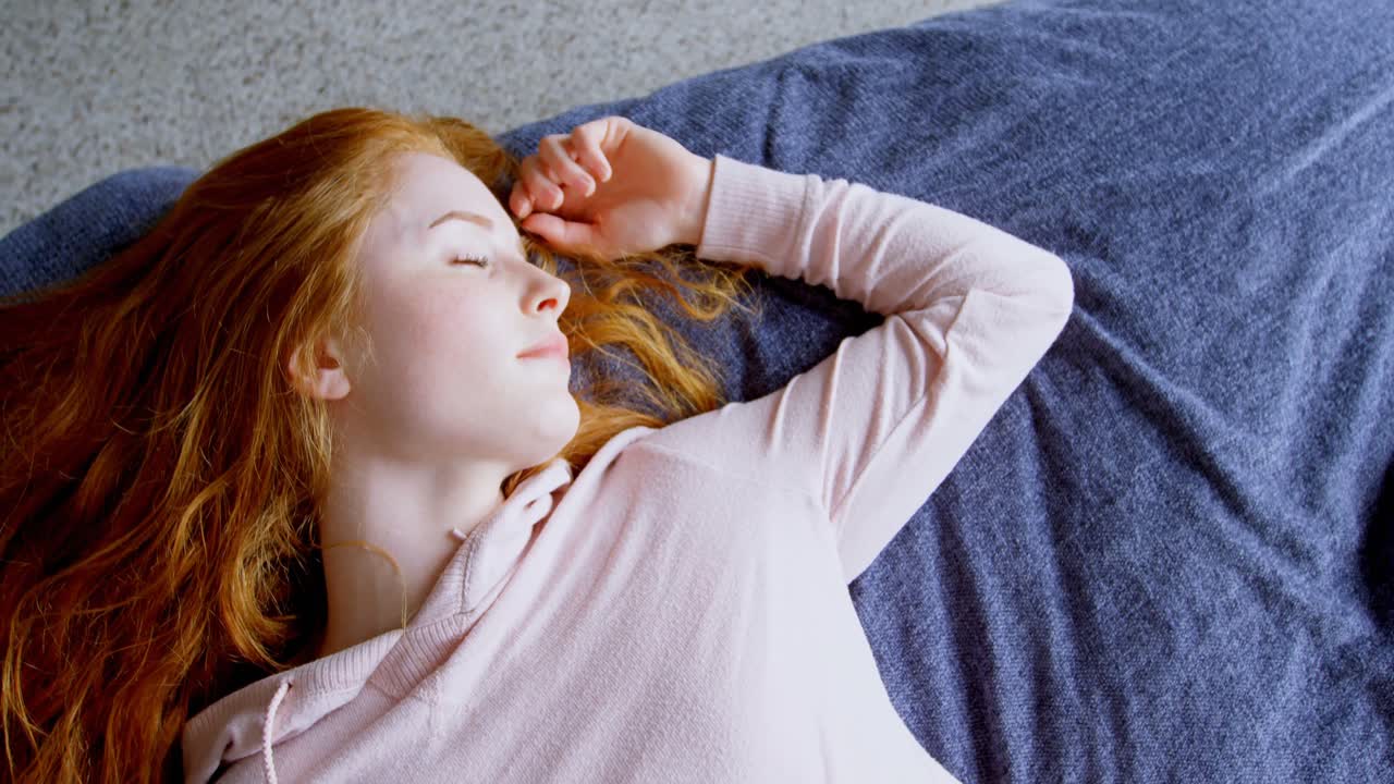 집의 침실에서 잠을 자는 여자 4k