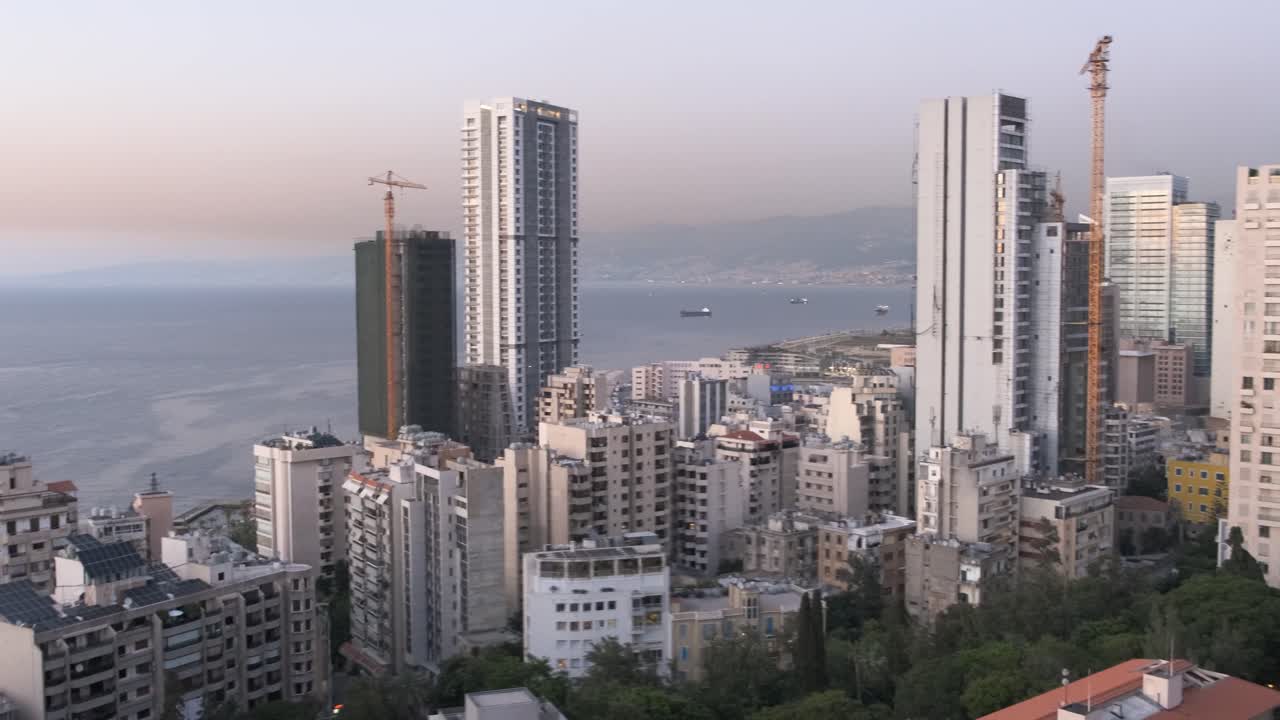 toma aérea en la azotea de la ciudad de beirut, cerca de la calle al hamra líbano al atardecer