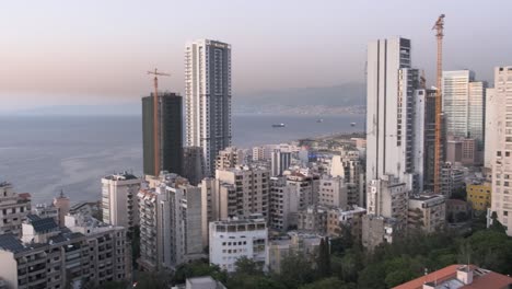 Toma-Aérea-En-La-Azotea-De-La-Ciudad-De-Beirut,-Cerca-De-La-Calle-Al-Hamra-Líbano-Al-Atardecer