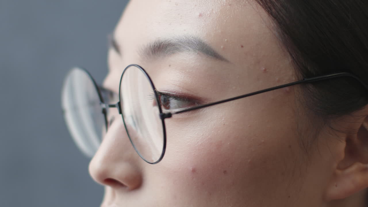 Woman wearing round glasses