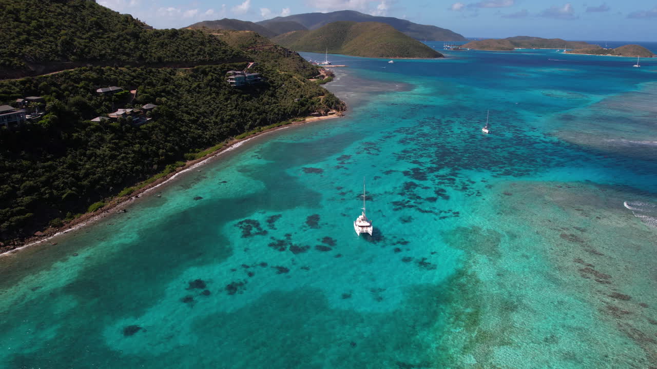 영국령 버진 아일랜드 해안과 산호초 사이에 있는 쌍동선의 공중 전망