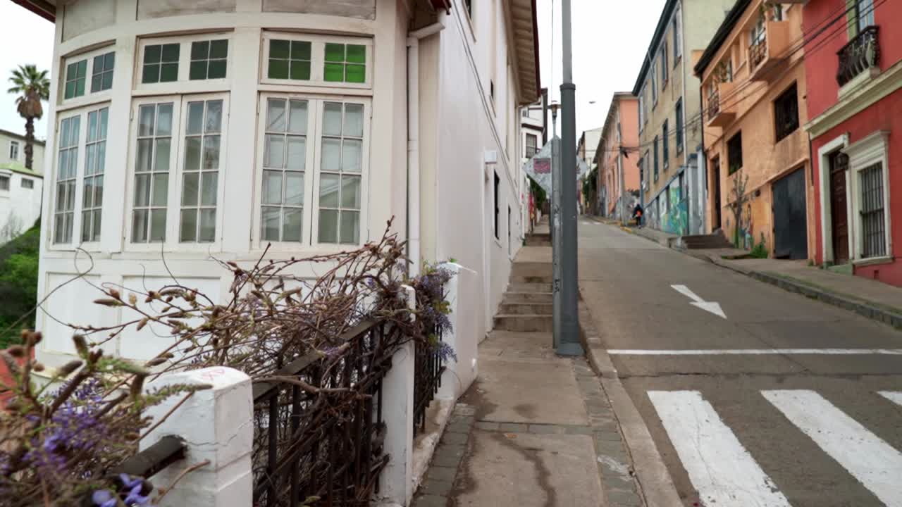 세로의 텅 빈 거리의 패닝 샷