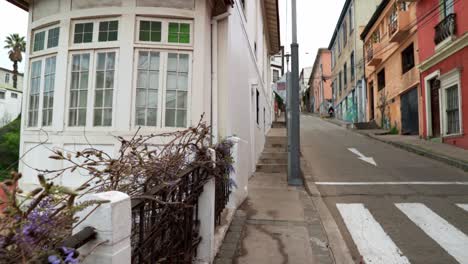 toma panorámica de las calles vacías del cerro