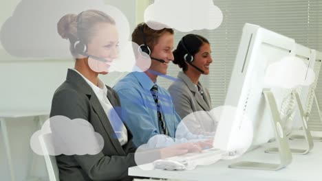 animación de nubes y dispositivos tecnológicos sobre diversos consultores que trabajan con computadoras.