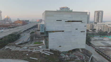 amanecer en el museo perot de naturaleza y ciencia en dallas, texas