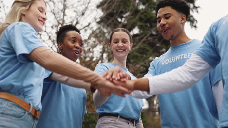 grupo de voluntarios diversos celebrando el éxito