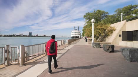 Hombre-Caminando-En-El-Paseo-Del-Río-Detroit-Michigan