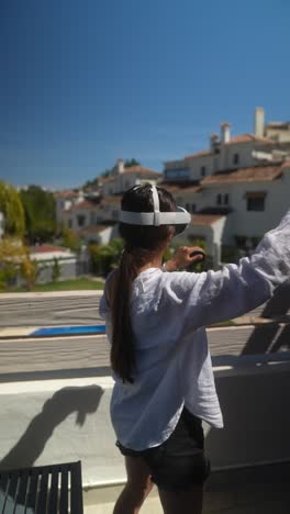 mujer con auriculares vr en el balcón