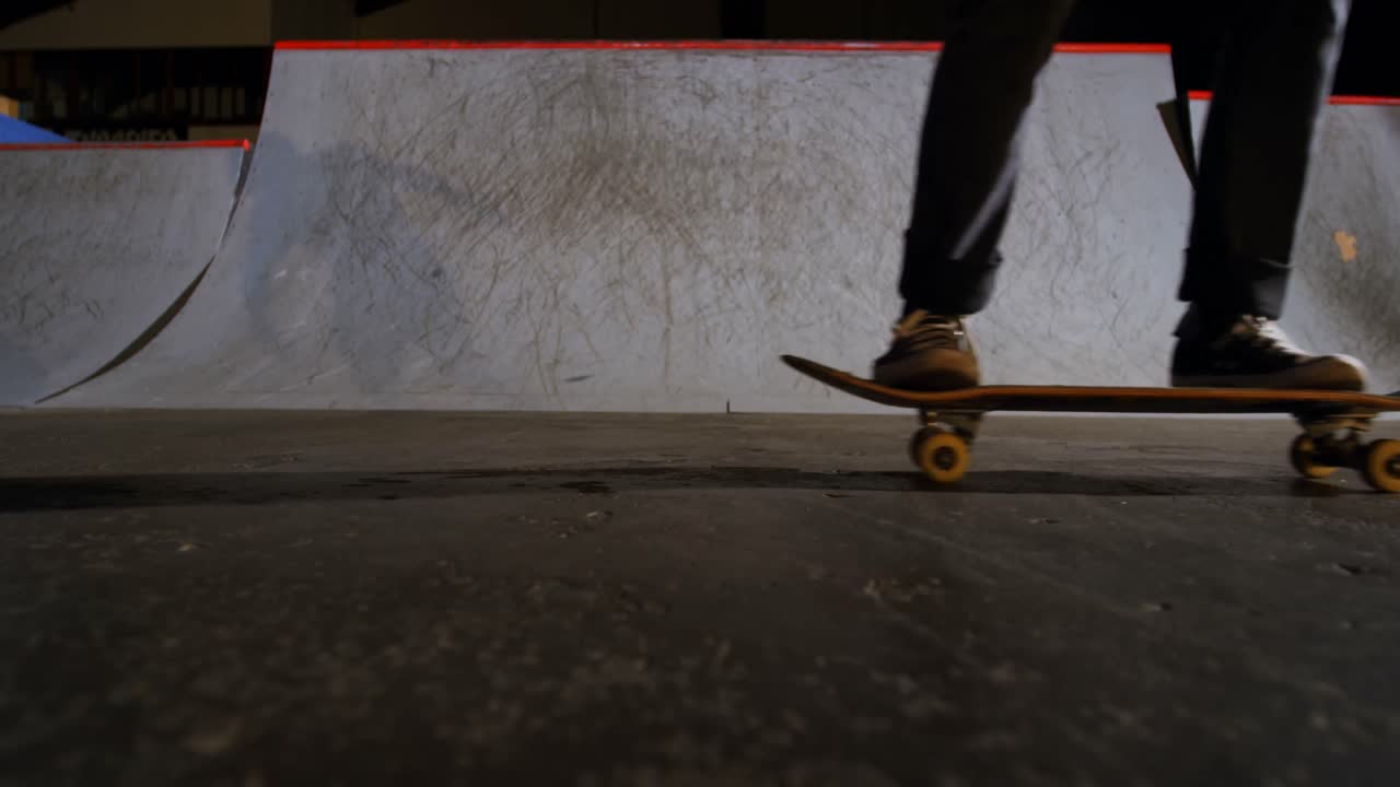 hombre practicando patinaje en la arena de patinaje 4k
