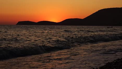 Cielo-Ardiente-Luz-Naranja-Del-Atardecer-Y-Siluetas-De-Montañas,-Hermoso-Y-Romántico-Mar-Mediterráneo-En-La-Costa,-Concepto-De-Relajación-De-Vacaciones-De-Verano