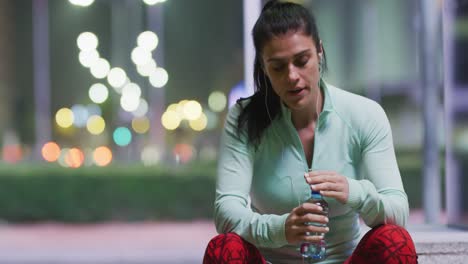 mujer joven descansando después de correr
