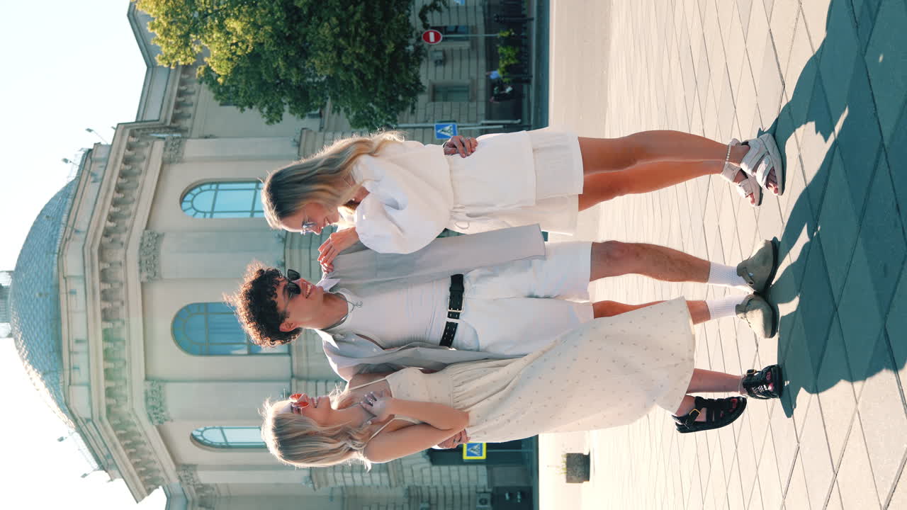 색 의복 을 입은 친구 들 의 그룹