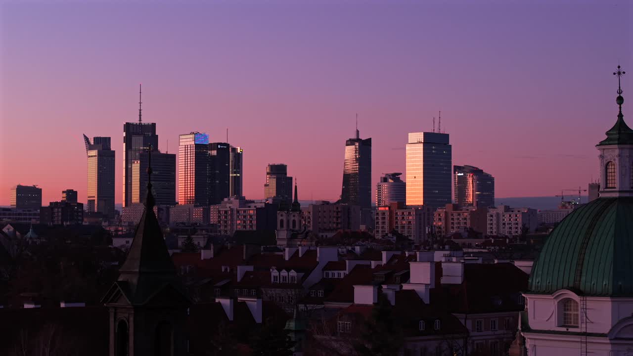 놀라운 겨울 해가 뜨는 빛은 바르샤바 시내의 유명한 마천루를 비추고, 새 마을의 은 지붕 건물과 앞에 있는 성 카시미르 로마 가톨릭 교회, 드론 촬영.