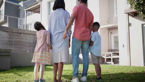 familia, espalda y abrazo al aire libre en el nuevo hogar