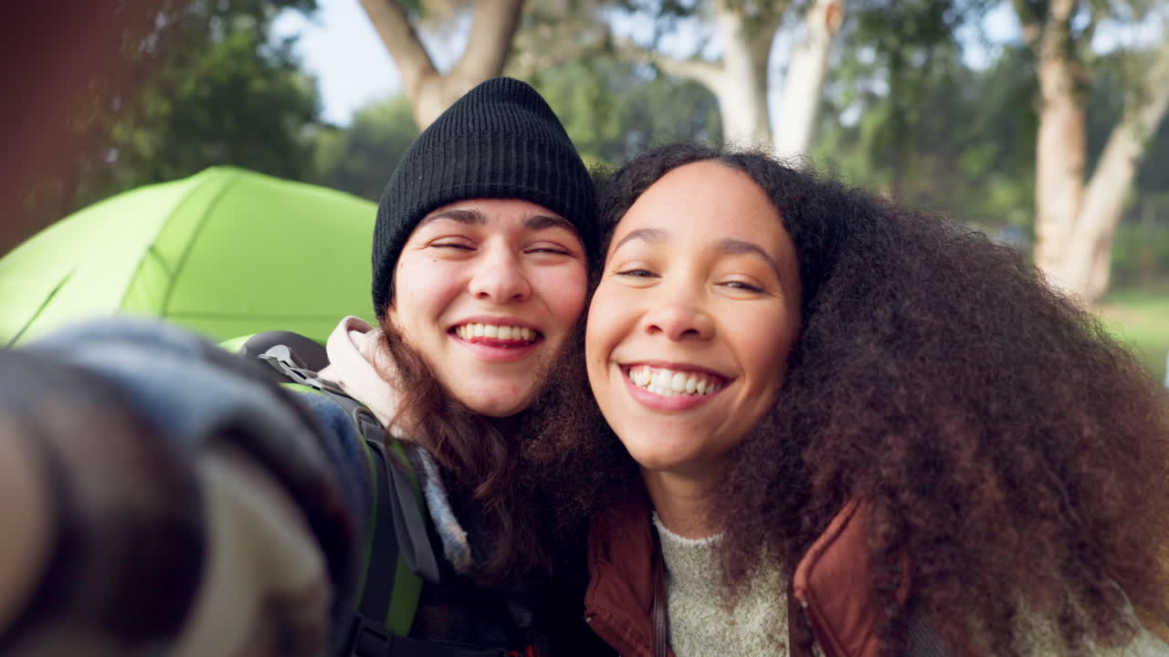 Amici all'aperto, campeggio e felici in selfie