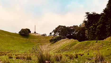 Lapso-De-Tiempo-Mirando-Hacia-Arriba-Sobre-Una-Ladera-Cubierta-De-Hierba-En-Una-Colina-De-árboles-En-Auckland-Nueva-Zelanda-Durante-Un-Día-Brillante