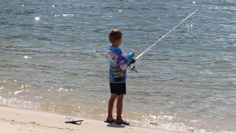 un niño pescando con un adulto cerca