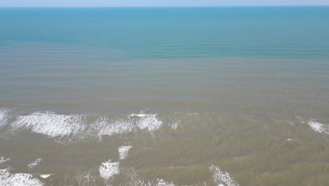 Sea-of-different-colors-due-to-the-depth-of-the-sea-in-Tecolutla-Veracruz,-pull-back-shot