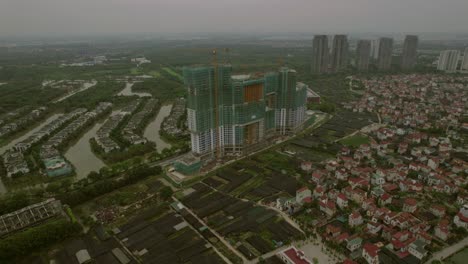 rascacielos de hanoi vista aérea de drones canales y casas