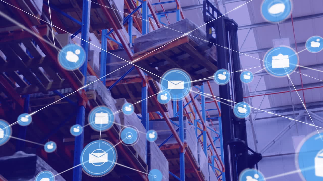 red de iconos digitales contra la máquina de carretilla elevadora que mueve paquetes en el almacén