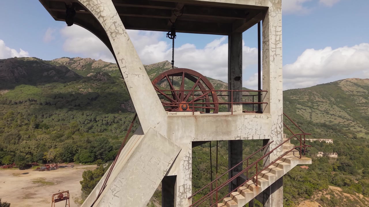 İtalya, Sardinya'daki Montevecchio Madencilik Kompleksi içinde önemli bir yapı olan Pozzo Sartori'nin Beton Kuyu Başlığı. Havadan Yakın Çekim.