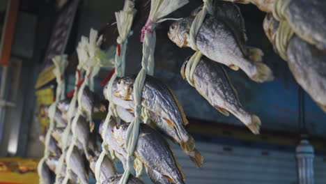 Pescado-Seco-A-Granel-En-El-Mercado-De-Gwangjang-En-Seúl,-Corea,-Camión-De-Tiro-Medio-Dejado-En-Cámara-Lenta