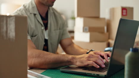 Hombre-De-Negocios,-Computadora-Portátil-Y-Escribiendo-Con-Caja