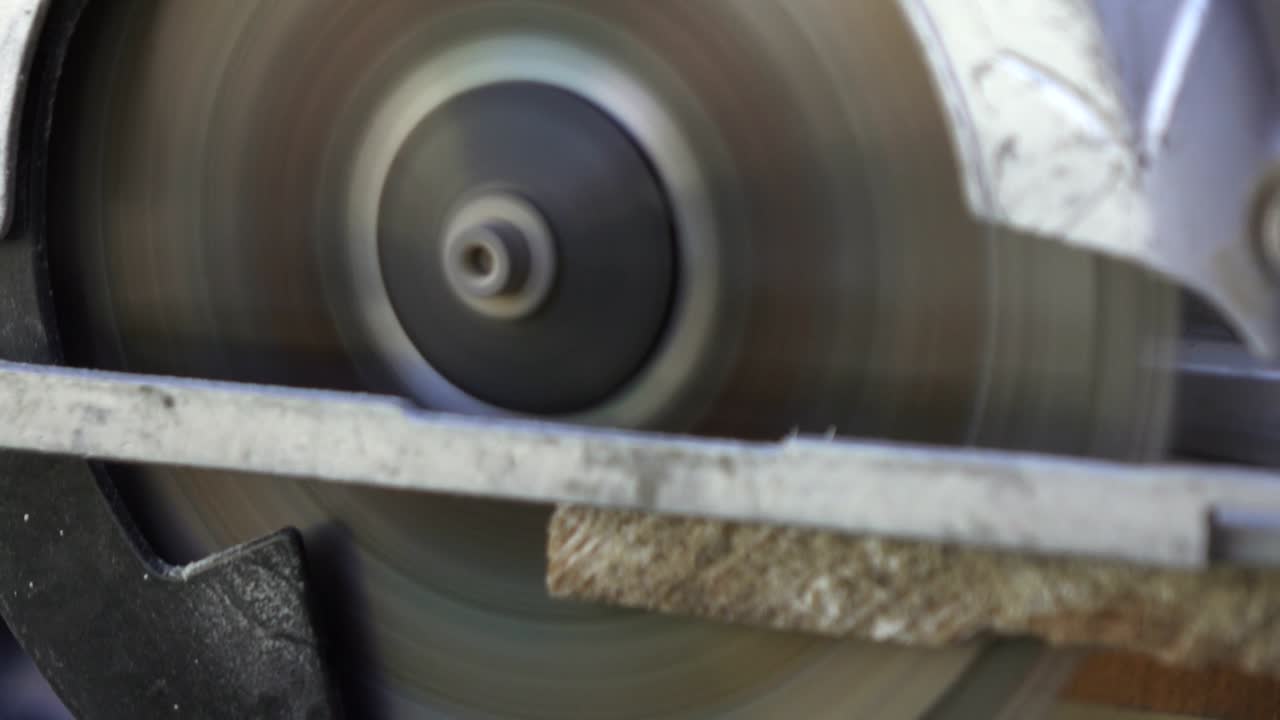 резать дерево с помощью электрической ручной пилы. деревообработка.