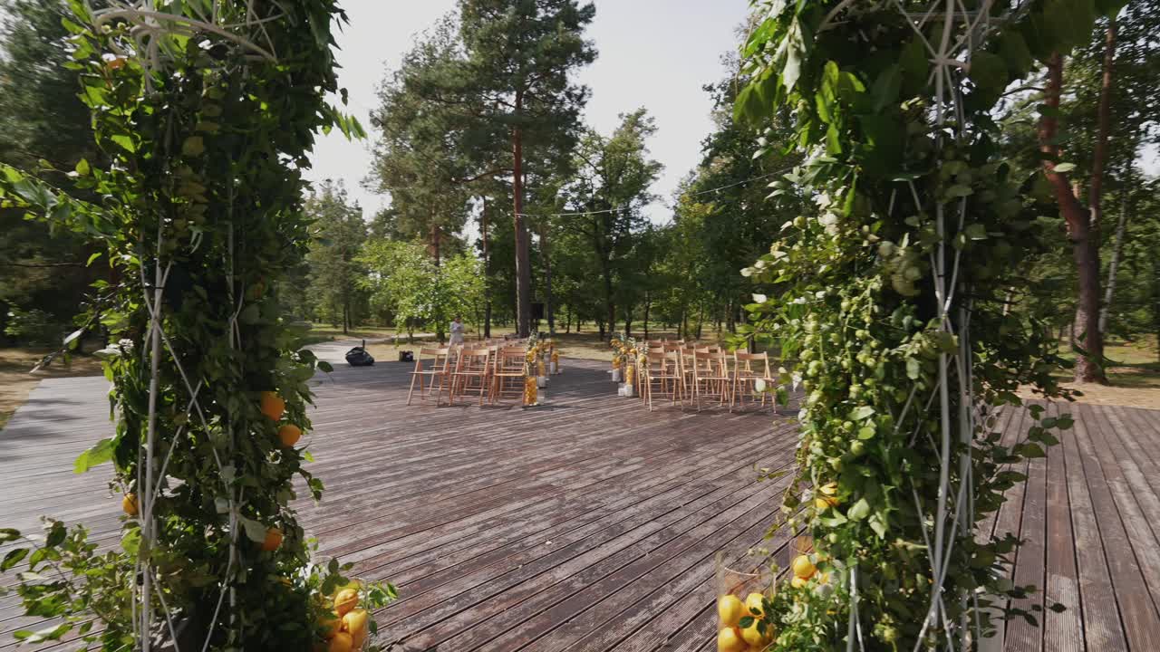 ceremonia de boda al aire libre rústica en un bosque