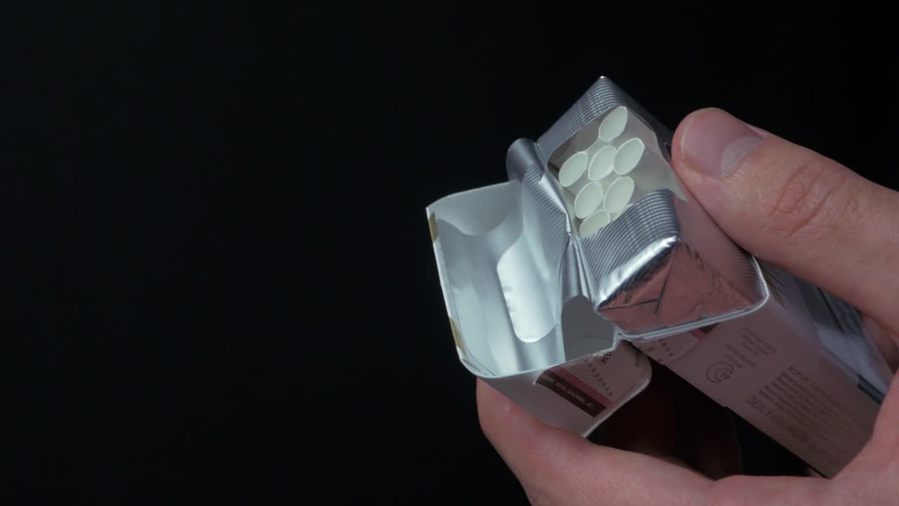 담배 한 봉투 를 열고