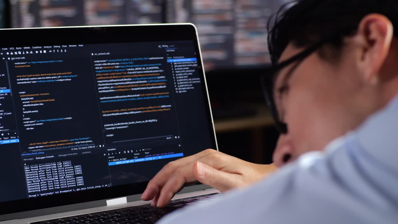 persona centrada en la codificación en una computadora portátil