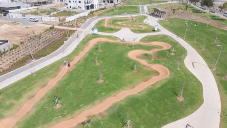 Toma-Aérea-Del-Parque-De-Bicicletas-En-El-Nuevo-Barrio-De-La-Ciudad-De-Netivot