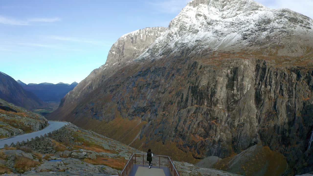 trollstigen es una carretera serpenteante de montaña y pasa en el municipio de rauma, condado de møre og romsdal, noruega