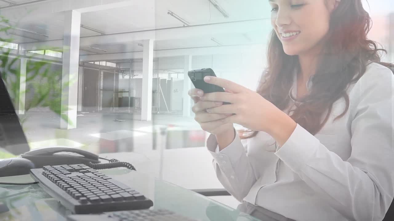 animación de la construcción de una mujer caucásica feliz usando un teléfono inteligente