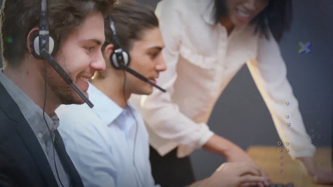 animación del procesamiento de datos sobre personas de negocios que usan auriculares telefónicos
