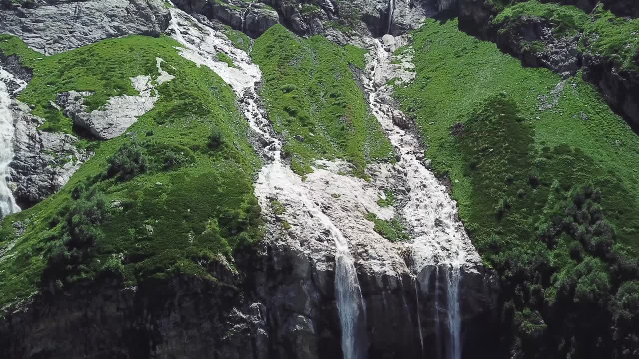 paisaje de cascadas de montaña