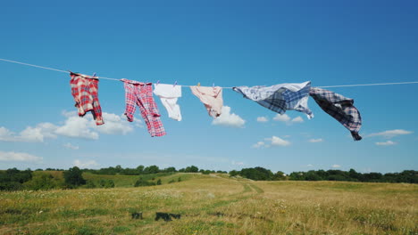 La-Ropa-Se-Seca-En-Una-Cuerda-En-Un-Lugar-Limpio-Y-Pintoresco-En-El-Fondo-Es-Un-Paisaje-Rural