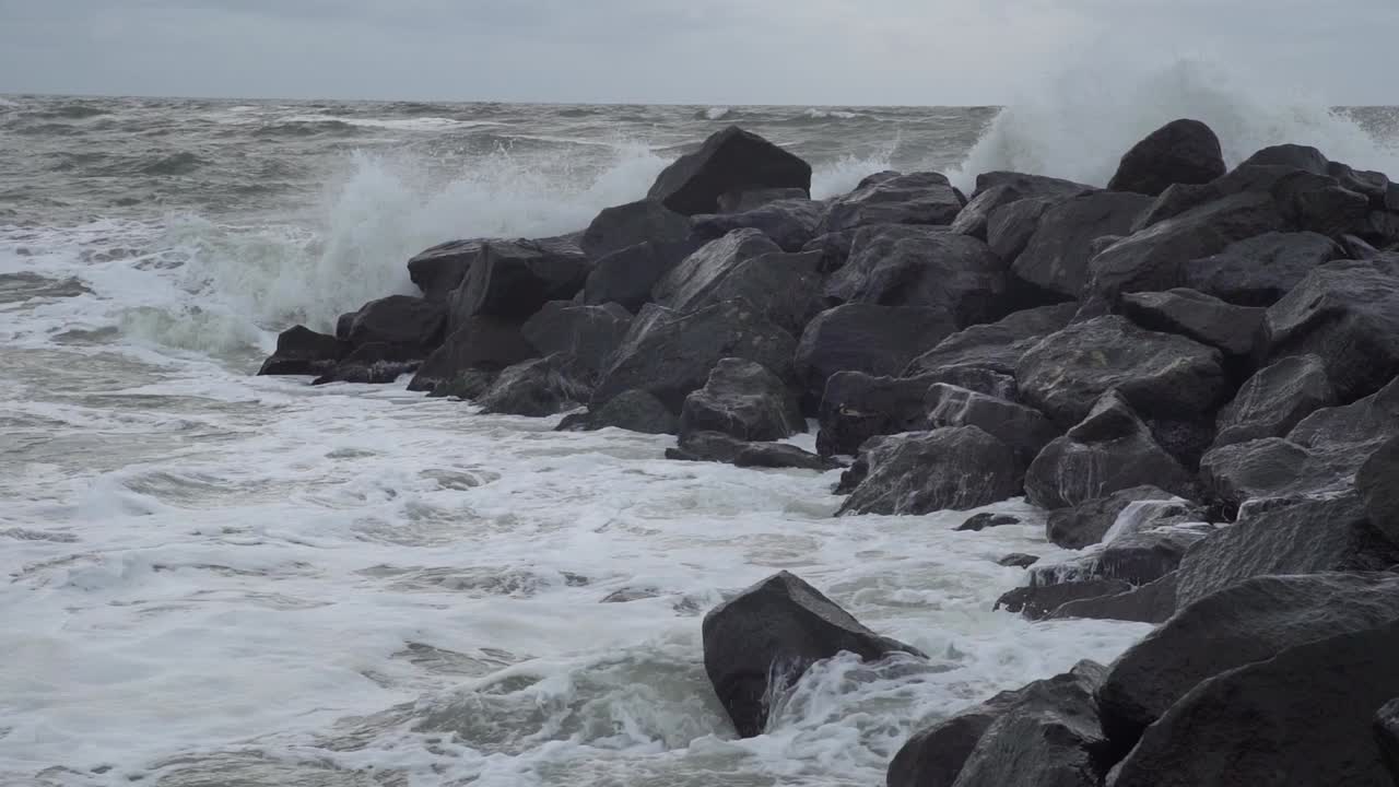 덴마크 서쪽 해안 의 바위 에 부 ⁇ 히는 파도