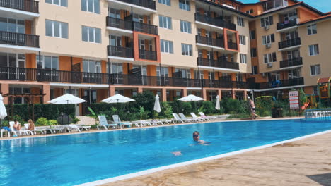 hombre saltando en la piscina en un día soleado.